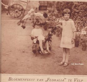 Bloemenfeest van Floralia te Velp 9 september 1927 met naam WP.jpg