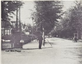 Gemeenteveldwachter kruispunt Hoofdstraat Rozendaalselaan Velp rond 1900 met naam WP.jpg