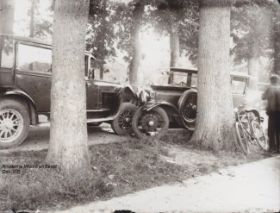 Botsing twee wagens Arnh. straatweg Rheden rond 1935 FB 3 aug. 2015.jpg