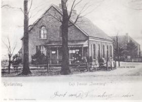 Cafe Everhardt of Zomerzorg nu cafa Strijland in 1909 met naam WP.jpg