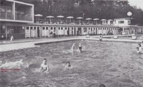 Zwembad Beekhuizen Velp rond 1964 FB 4 aug. 2015.jpg