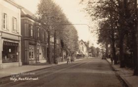 Hoofdstraat Velp in of rond 1931 FB 12 febr. 2016.jpg