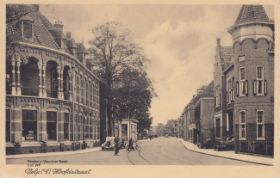 Hoofdstraat Velp in rond jaren 20-30 links postkantoor en rechts bankgebouw.jpg