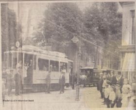 Wisseling van de wacht paardentram en elctr. tram 1911.jpg