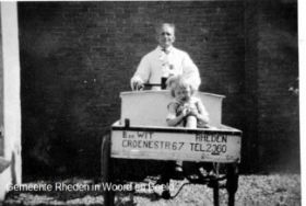 Bas de Wit  met bakfiets 1941 Groenestraat naast v Gelderen met naam GRWB.jpg