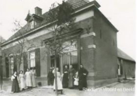 Bakker Jansen Groenestraat 63 met fam. en personeel. Voorheen bakker Oppermans.jpg FB met RWB.jpg