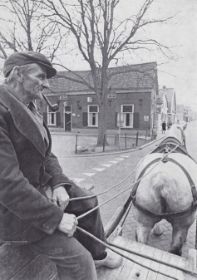 Voerman met paard en wagen in Groenestraat bij Wapen van Rheden jaren1970-1980 FB 13-07-2015.jpg