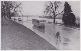 GTW bus De Steeg tussen hotel De Engel en het Viaduct jaren vijftig met naam WP en GRWB.jpg