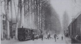 Tram passagiers en kinderen op Rijksweg in omstreeks 1910 FB 16 nov. 2016.jpg