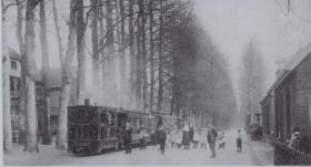 Tram passagiers en kinderen op Rijksweg in omstreeks 1910.jpg