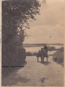 FB 28 dec. 2014 Oom Gerrit Pieper begin jaren dertig komt van IJssel los en laadplaats af en rijdt terhoogte villa DUMA van Schotsman links met RWB.jpg