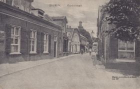 Kerkstraat ter hoogte van slager Hendriks en fietsenmaker Helsdingen in rond 1917 FB 18 aug. 2016.jpg