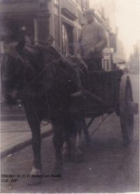 Willem Stenfert in Kerkstraat bij Marktplein links winkel Derksen vermodelijk jaren 20-30 FB 9-1-2017.jpg