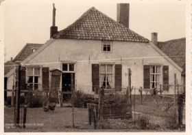 Achterkant woonboerderij kerkstr. 66, rechts woonde fam. Wit of De Wit. Achte boerderij dak woon en winkelhuis slager Zadelhoff jaren vijftig Website 14-1-2017.jpg