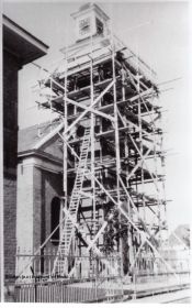 Ned. Herv. Kerk in de Kerstraat toren in steiger 1948 FB en site 16-9-2017.jpg