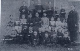 Klassenfoto school Spankeren rond 1880 die duidelijker is op FB 18 juni 2014 eerder geplaatst 16 mei 2013 met naam WP.jpg