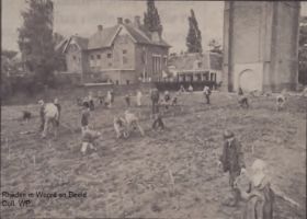 Aan de voet van de RK toren sep. 1979 FB 23 april 2016.jpg