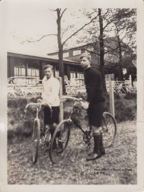 Henk Slik en Wessels met racefiets mogelijk jaren 30-40 FB 16-1-2017.jpg