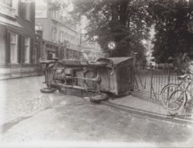 Ongeval auto op zijkant hoek Hogestraat-Doesburgsedijk bij pand Sevenstern jaren 1930 FB 1-07-2015.jpg