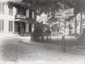 Ingang Dieren bij Hogestraat-Hoflaan en Doesburgsedijk met kantoor Sevenstern rond 1940 FB 28-06-2015.jpg