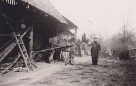 Oom Gerrit met paard en wagen achter woonboerderij bij open wagenloods loods in 1965 die in 1934 is gebouwd FB 24-05-2015.jpg