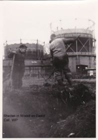 Jan Lentink met zijn vader achter de zaak in de tuin aan het spitten, hier is nog goed de Gasfabriek te zien. omstreeks eind jaren 50 FB 8 april 2016.jpg