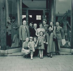 Fam. Levie voor hun winkel in de Spoorstraat 9 Dieren jaren 50-60-2 FB 1 april 2016.jpg