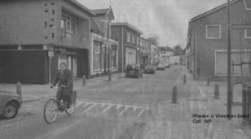 Spoorstraat 1998 FB 20 sep. 2015 Ooit drukke en gezellige winkelstaat, fiets in 1998 in de Spoorstraat een eenzame fietser. Rechts ingang Prinsenhof. Bijzonder pand is winkel Vlaswinkel.jpg