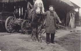 Oom Gerrit met paard en wagen achter woonboerderij bij open wagenloods loods jaren zestig die in 1934 is gebouwd FB 17-06-2015.jpg