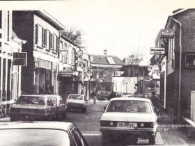 Spoorstraat 1977 Dieren toen nog winkelstraat FB 16 febr. 2015 met RWB en WP.jpg