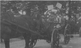 School - en Dorpsfeesten van-en naar de Gelderse Toren foto omstreeks 1937 met RWB.jpg