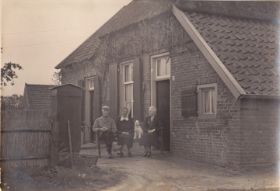 voormalige Kuikenboerderij Prof Talmaweg 3 Laag-Soeren ouders Dinie van Eijbergen met naam WP en GRWB.jpg