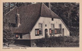 Landelijke woning in rond 1932 Rozendaal FB 30 aug. 2015 Landelijke woning, ook boerderij Rozendaal of Boswachterswoning genoemd, inrond 1932. In de woningboerderij woonde in oorlogsjaren twee gezinnen en stond bij.jpg