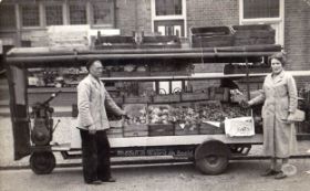 Gerrit v. Asperen en Lucie v. Aalst Dorpstr. bij bakker Teunissen voor rond 1959 FB 8 of 8 febr. 2015 met RWB.jpg