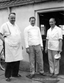 Bakker Teunissen links, Driekus Binsbergen en Joop Kortlang Dorpsstraat 68 FB 5 juni 2016.jpg