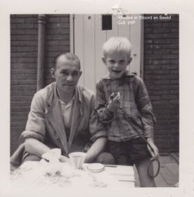 Schoenmaker Sjef als kind met zijn vader ook schoenmaker in Velp FB 26 sep. 2015.jpg