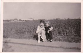 Elly Wieten met zus Dicky langs Spankerenseweg in jaren in-rond 1951 FB mei-juni 2014.jpg