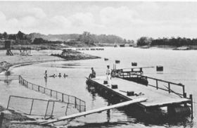 zwembad De Steeg in of omstreeks 1955 met naam WP.jpg
