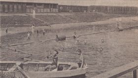 Zwembad IJssel bij Spankeren in of rond 1932 tussen de derde en vierde krib vanaf het Apeldoorns kanaal FB 1 mei 2015.jpg