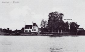 Veerhuis genomen overzijde IJssel omstreeks 1918 met naam WP FB 12-13 sep. 2014.jpg