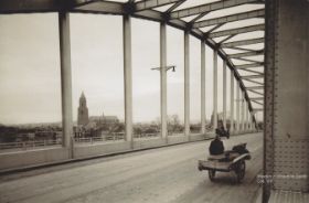 2 voermannen met paard en wagen op Rijnbrug 1937 FB 27 maart 2016.jpg