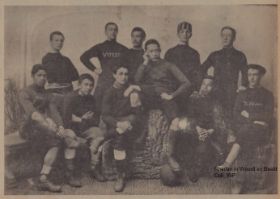 Kampionselftal Vitesse 1894-1895 met broeders Dezentje FB 6 maart 2016.jpg