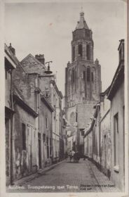 Kerktoren en Trompetsteeg in of rond 1920 FB 3 dec. 2015.jpg