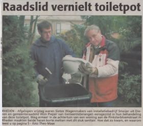 Raadslid vernielt WC pot fbr. 2005.jpg