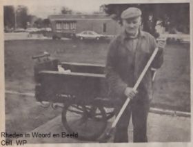 Hannes Peters ruimt weekmarkt terrein schoon 1987 FB 29-4-2016.jpg