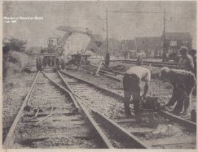 Laatste werkzaamheden aan spoorlijn voor Stoomtrein juli 1975 FB 8 aug. 2015.jpg