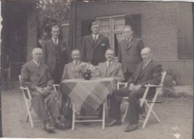 Foto uit-rond 1941 keurig gekelde heren voor woning Pinkelseweg 14 FB 13-5-2015 en site 16-3-2017.jpg